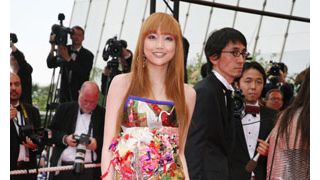 サトエリ今度は超ミニ“芸者ガール風”ドレスで悩殺！