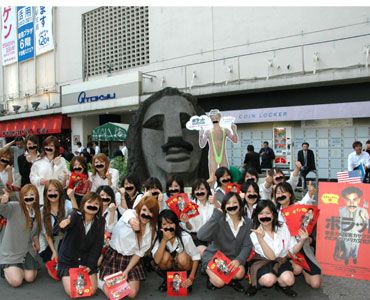 モヤイ像も犠牲に……黒ヒゲ女子高生集団、渋谷でアノ人のヒゲを配布！