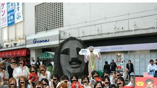 モヤイ像も犠牲に……黒ヒゲ女子高生集団、渋谷でアノ人のヒゲを配布!