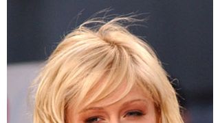 パリス・ヒルトン、レコード会社から契約解除