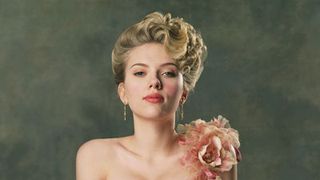 魅惑のセクシーポーズに挑発的言動!2人の男を「おいしい」とスカーレット・ヨハンソン