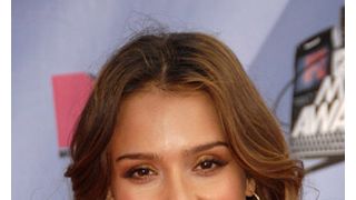 ジェシカ・アルバとヨアン・グリフィス、英国プレミアへ出席