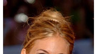 シエナ・ミラー、若手シンガーとの噂