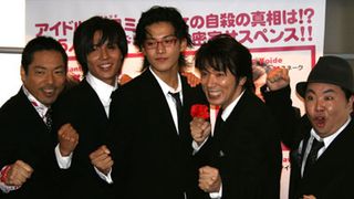 喪服で勢ぞろい…! 小栗、ユースケ、小出、塚地、香川がキメる。