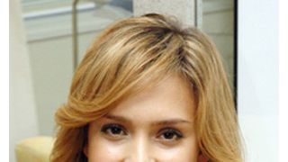 ジェシカ・アルバ、セクシー・ショットで父の怒りを買う
