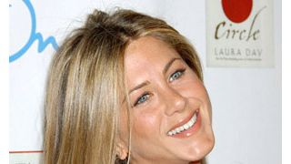 ジェニファー・アニストン、シャワーで歯磨きのエコ