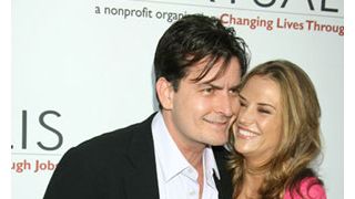 チャーリー・シーン、婚約! 3度目の結婚は投資家と