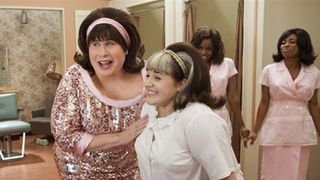 えっ? これジョン・トラヴォルタ? 特殊メイクで100キロ超えの超大柄ママに!!