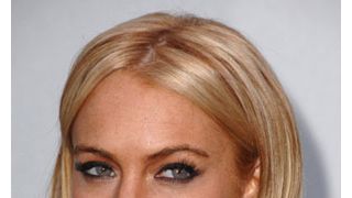 リンジー・ローハン、「足かせ」付きでリハビリを出る