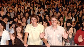 ついに公開！『ハリポタ』大ヒットを記念して、双子の兄弟が緊急来日！