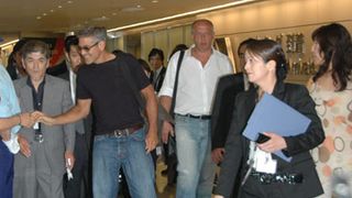 ジョージが来日! 投票よりも優先? 成田で政治家並みの握手攻め!