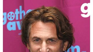 ショーン・ペン、ベネズエラの大統領と村々をまわる
