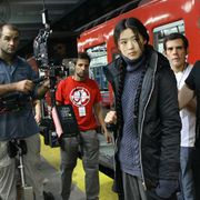 妖艶な着物の小雪! VS. セーラー服姿の猟奇的な彼女! ハリウッド映画でガチンコ対決!