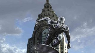 素っ裸で全身銀色人間がサーフィンに乗ってやって来た!?　