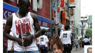 公然わいせつ逮捕スレスレ? 及川奈央が渋谷センター街で“公開緊縛”