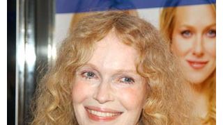 ミア・ファロー、人権の聖火に思いを託す
