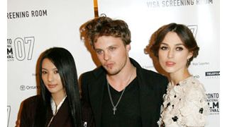 あの美しい日本人女優はだれ？ トロント映画祭でキーラとピットと3ショット！