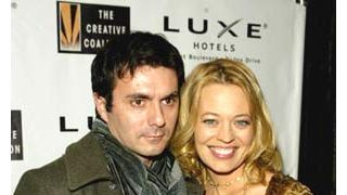新婚のジェリー・ライアン、3月にはママに