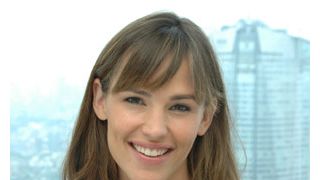 セクシー＆知的なジェニファー・ガーナーに独占インタビュー！　灼熱地獄で、彼女を癒した男性とは!?