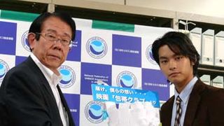 柳楽優弥が包帯王子……ではなく、包帯大使でドキドキ!