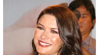 胸元を強調したセクシーなトラ柄ドレスのキャサリンに5千人の目がくぎ付け！