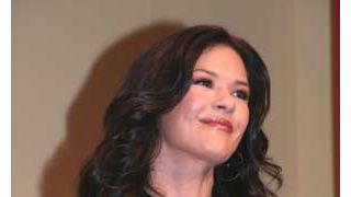 キャサリン・ゼタ・ジョーンズ、美しさの秘訣は優秀なヘアメイクと幸せな心