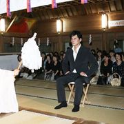 織田裕二、突然の登場にファン熱狂! 椿大神社に三十郎を奉納、自分はもうすぐ四十郎?