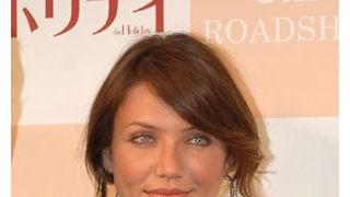 キャメロン・ディアス、友人夫婦とアメフト観戦