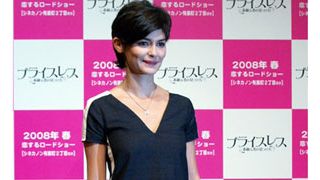 全身シャネルのオドレイ・トトゥ、脚の細さにカメラマンもビックリ?