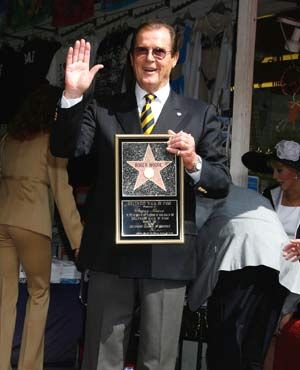 元「007」のロジャー・ムーア、ハリウッドの星を獲得