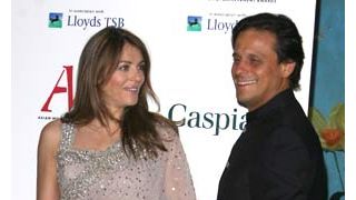 エリザベス・ハーレイ、式のお礼金が未払い?