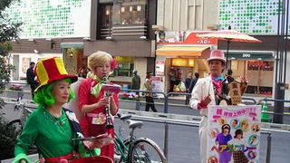 突如、ちんどん屋が銀座に登場！　渋谷にも60年代集団が出現し都会はタイムスリップ！