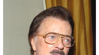 ロバート・グーレ、人工呼吸器につながれ肺移植待ち