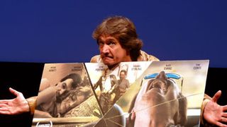 主演のドタキャンで突如、自らが主演になっちゃった監督がサイン攻め!