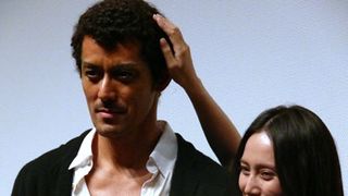 中谷美紀、阿部のパンチパーマをなでなでして観客に謝罪!