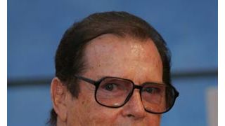 ロジャー・ムーア、お祝い続きで絶好調！