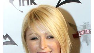 パリス・ヒルトン、ルワンダ旅行が延期