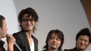 小栗旬、舞台あいさつで“アニィ”の男泣きに温かい拍手！