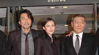 妖艶メイクの中谷美紀、紫のタイツでクロージングに登場!
