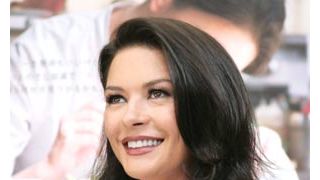 キャサリン・ゼタ＝ジョーンズ、拒食症のウワサを笑い飛ばす