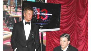 ブラッド・ピットのおしりに触りすぎ!興奮したファン殺到でたった1日で蝋人形修復?