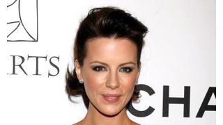 ケイト・ベッキンセイル、手足のしびれで病院へ