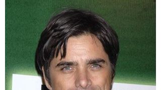 ジョン・ステイモス、飛行機のファーストクラスでストーカー被害