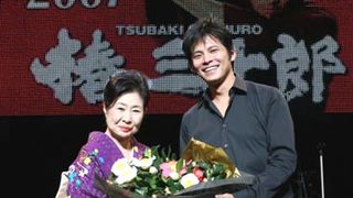 織田裕二、20年分の感激で顔がくしゃくしゃに…中村玉緒も駆けつける!