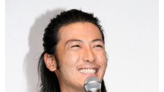 玉山鉄二、上半身裸のアフレコが自分流?観客の女性「かわいい~!」とメロメロに!
