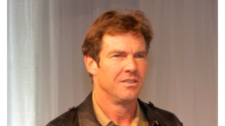 デニス・クエイド、パパラッチに囲まれ、警察のエスコートで病院へ