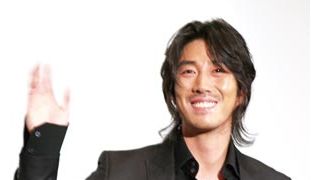 素顔は超セレブな恥じらい王子!ヨン様のライバルを演じたユン・テヨン