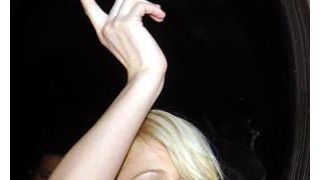 パリス・ヒルトン、酔っぱらって他人の車に乗り、ほっぺにチュ