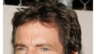 デニス・クエイド夫妻、双子を危篤にした薬の製薬会社を訴える