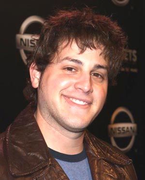 アグリー ベティ のデヴィッド ブルー パーティーの帰りに強盗にあう シネマトゥデイ